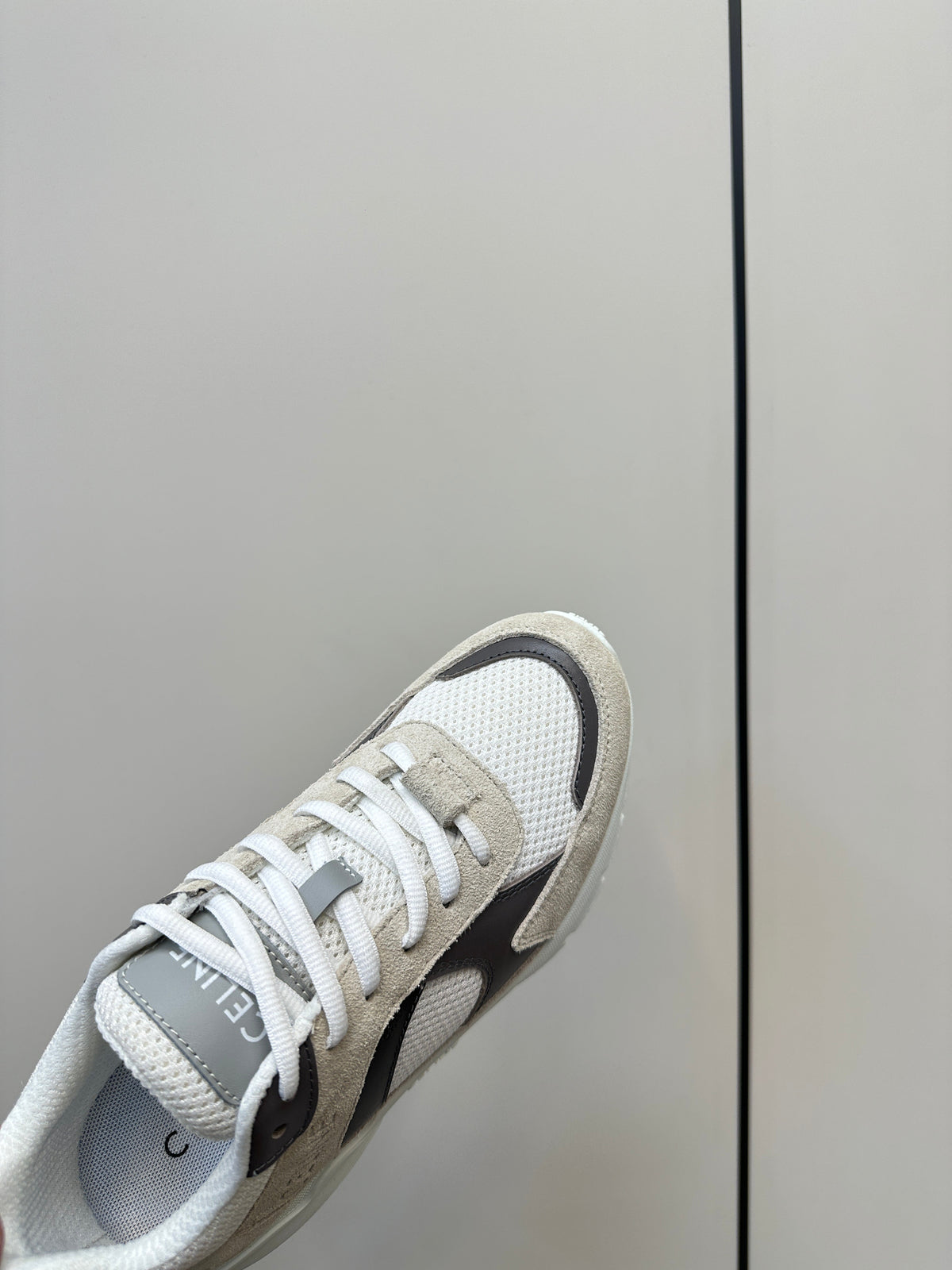 RUNNER CR-03 LOW LACE-UP PALE GRAY SUEDE AND BLACK CALFSKIN